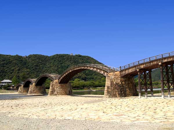 錦帯橋は世界に名高い木造５連式アーチ橋だ！